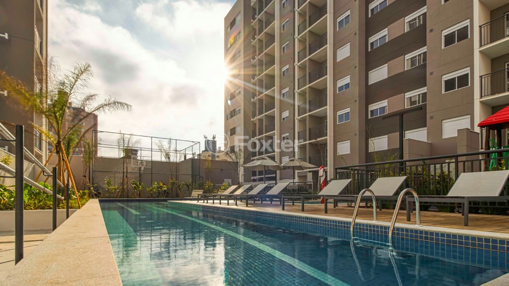 piscina-com-deck-e-espreguicadeiras-em-predio-moderno.jpeg