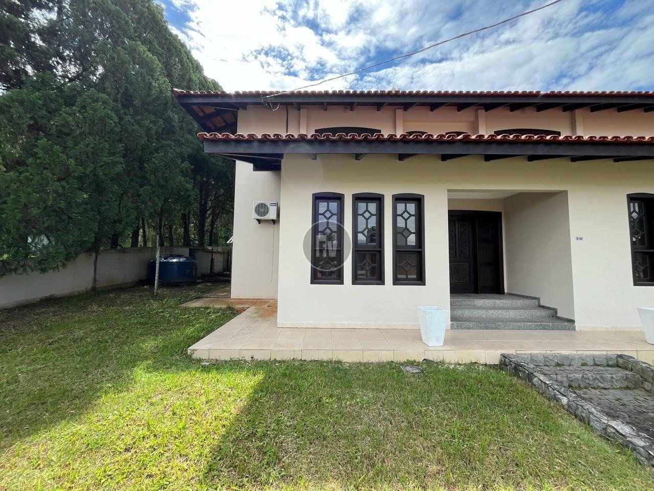 1790 M² T
239 M² útil
3 quartos e 1 suíte
O condomínio Vila Rica é conhecido por sua exclusividad
