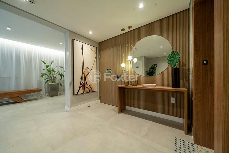 hall-de-entrada-moderno-com-espelho-e-mesa