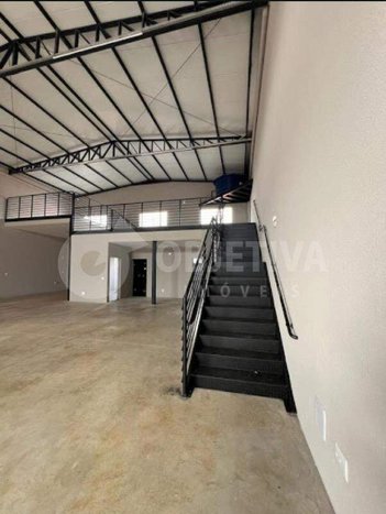 industrial em Avenida Segismundo Pereira, Novo Mundo - Uberlândia - MG