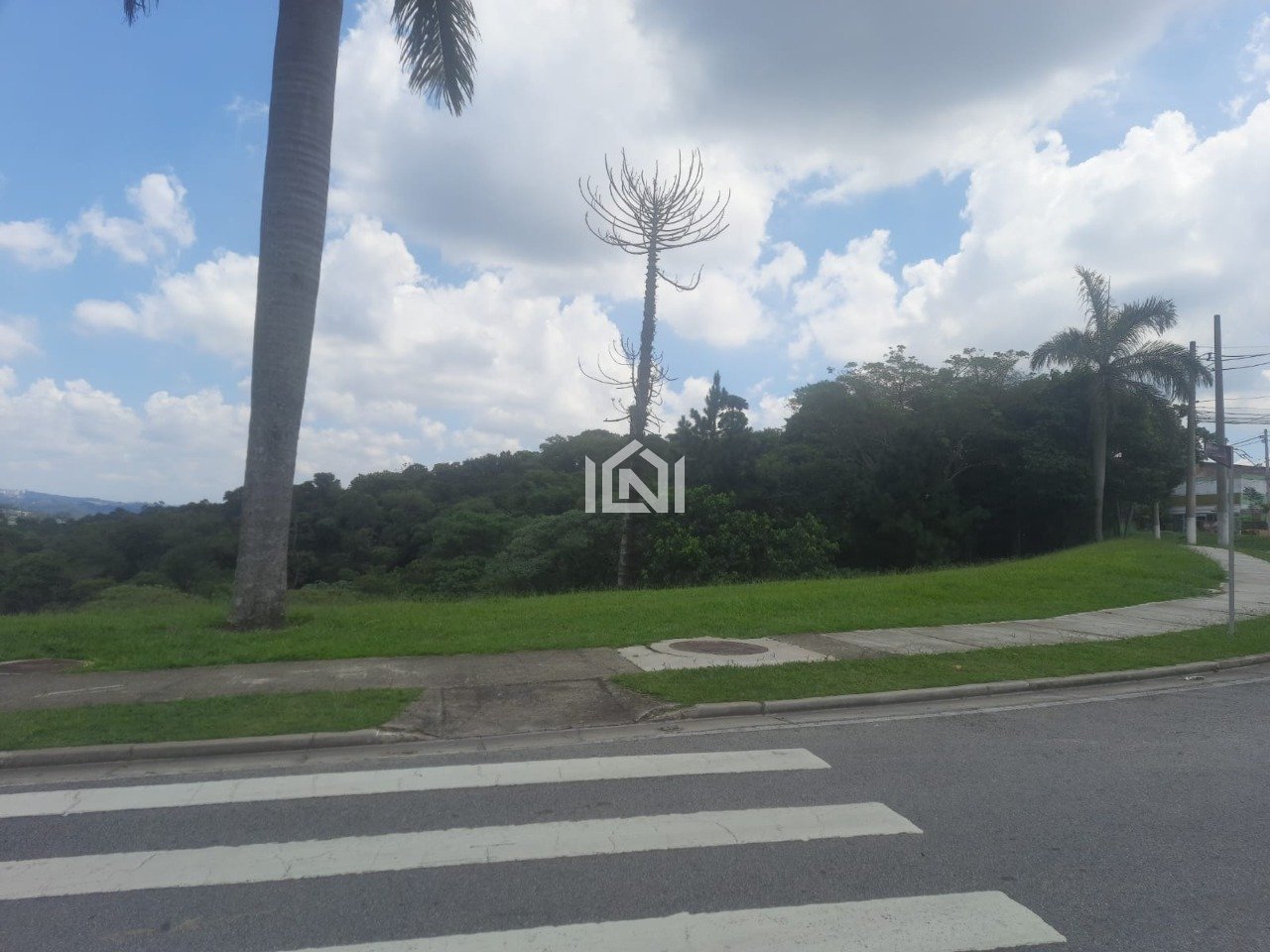 terreno comercial a venda Condominio Alphaville Granja Viana-lateral