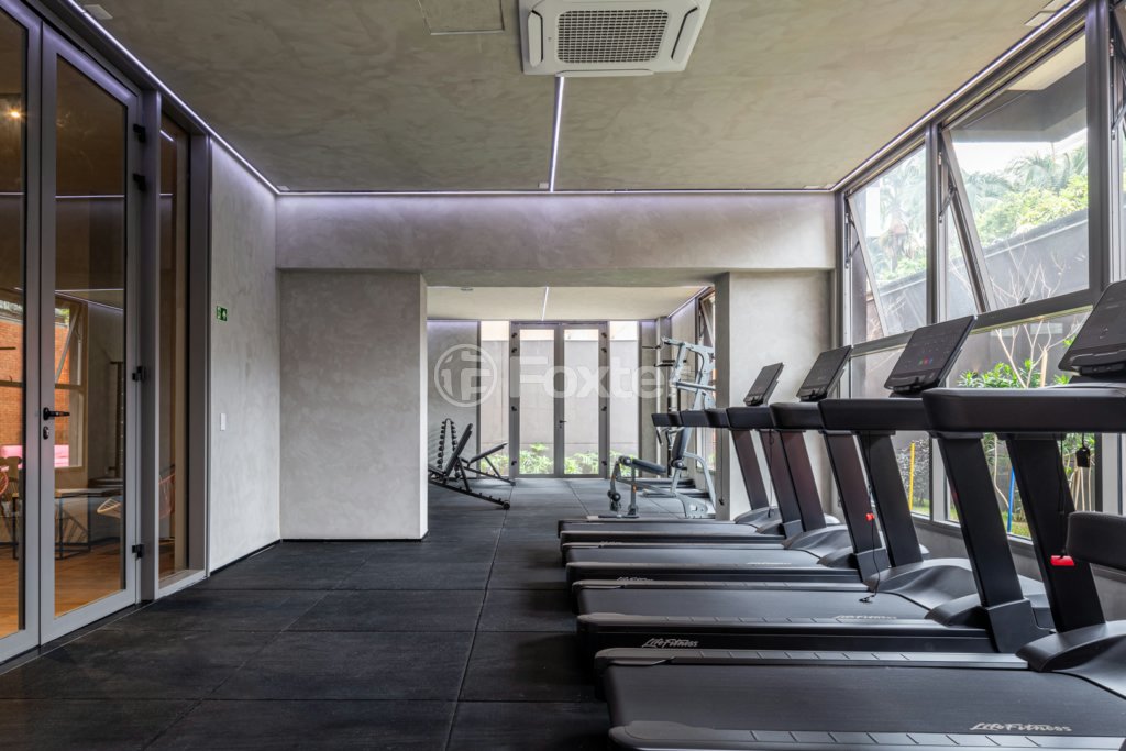 academia-bem-iluminada-com-esteiras-life-fitness