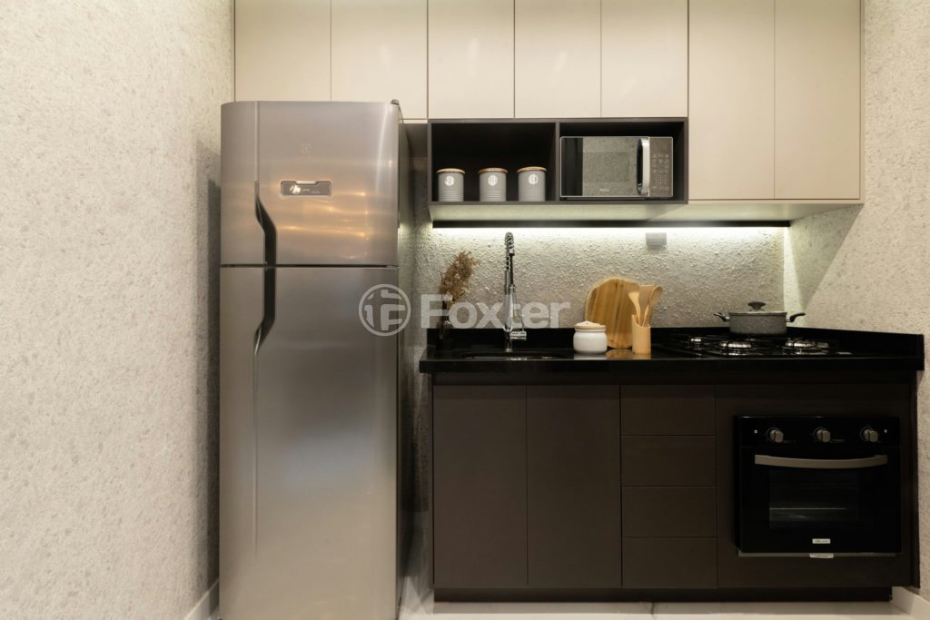 cozinha-moderna-com-armarios-escuros-e-geladeira-de-aco