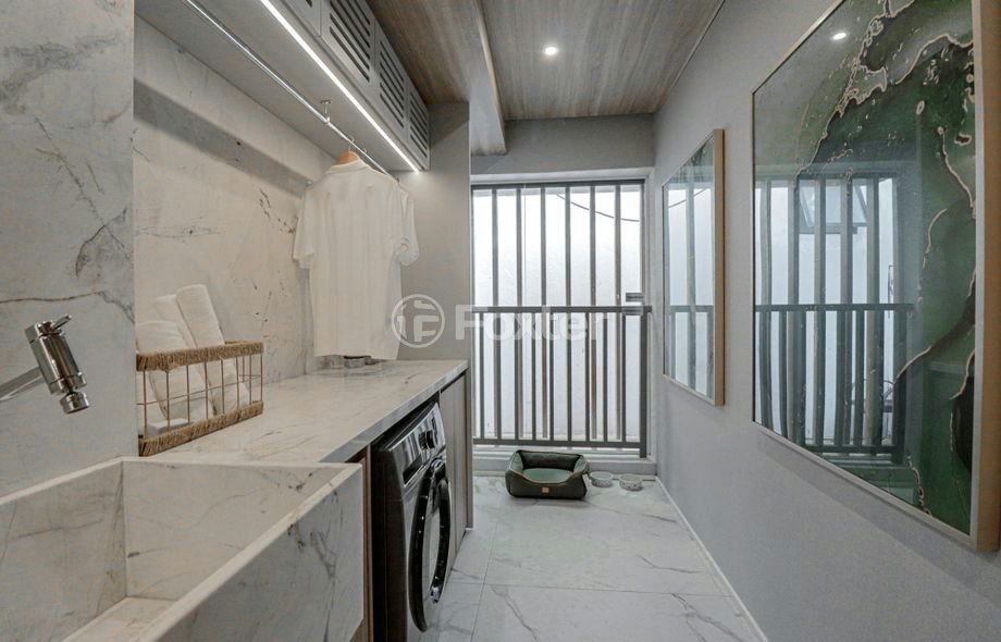 banheiro-moderno-com-janela-e-maquina-de-lavar-roupa