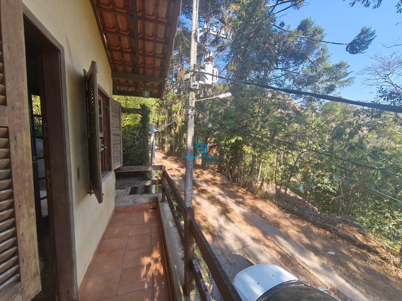 Não identificar, mas é uma parte de fora da casa