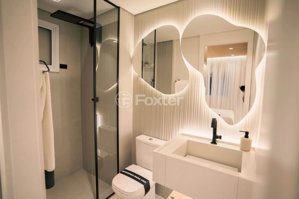 banheiro-com-espelho-iluminado-e-design-moderno