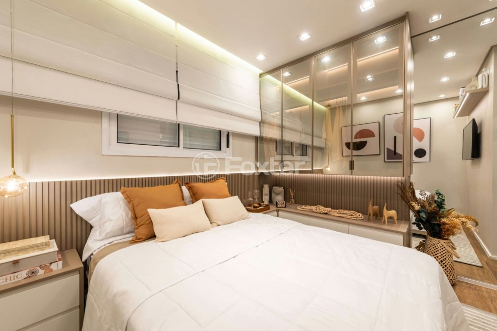 quarto-moderno-com-cama-branca-e-espelho-grande.jpeg