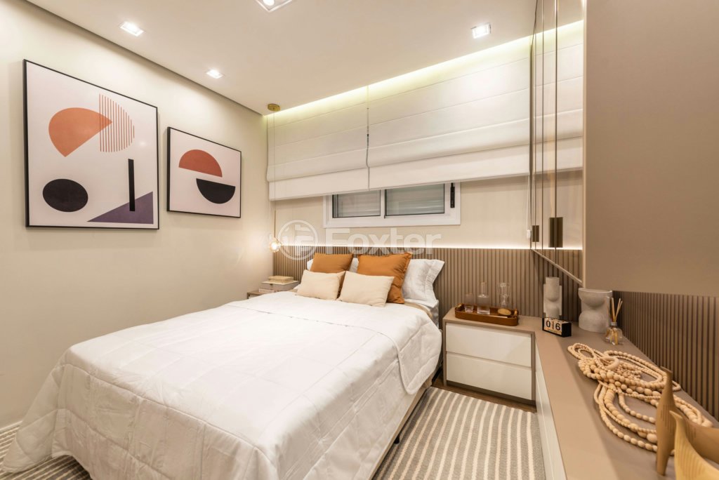 quarto-decorado-com-cama-branca-e-detalhes-em-madeira-clara.jpeg