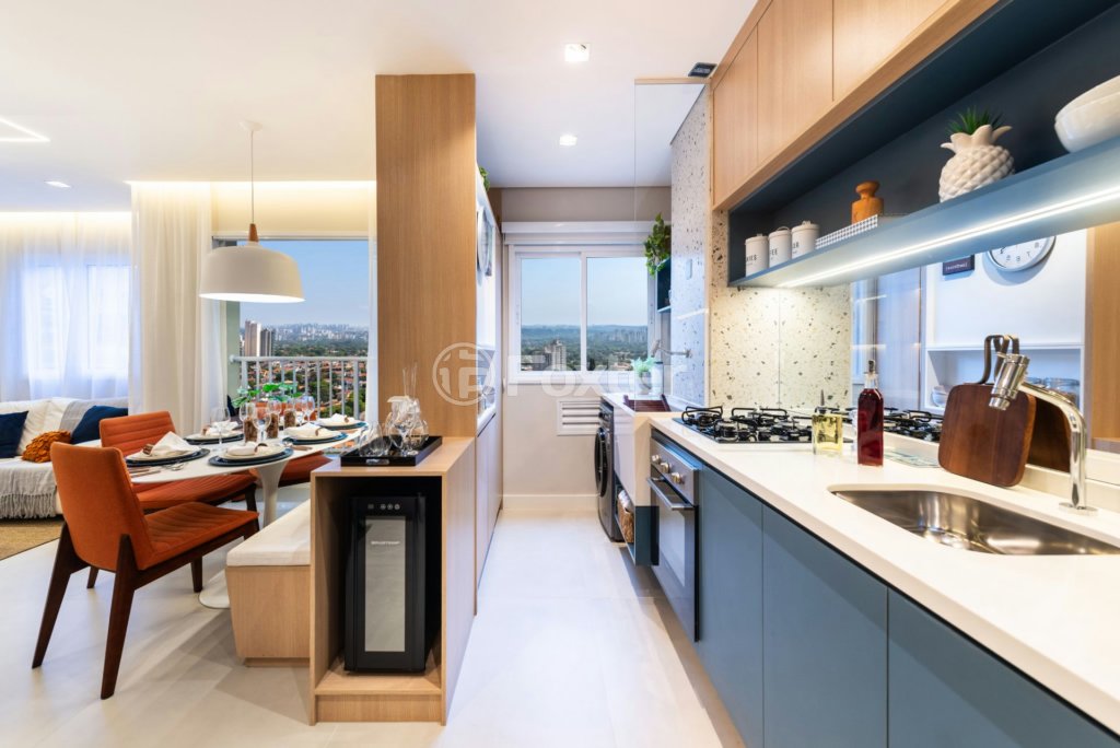 cozinha-sala-de-jantar-integrada-com-bancada-em-l-e-janela-com-vista-para-cidade.jpeg