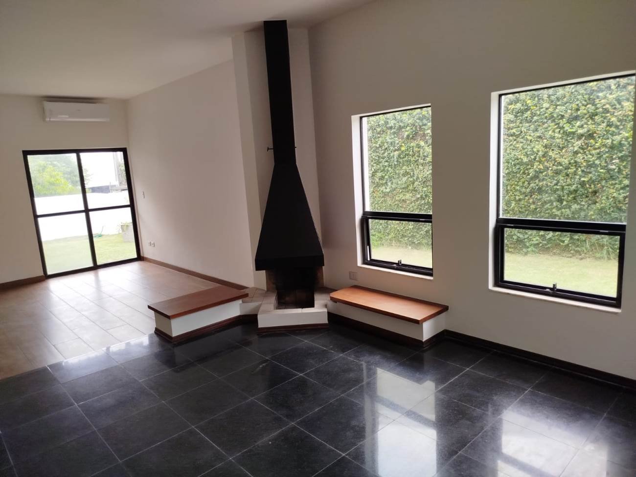SOBRADO COM 3 DORMIT�RIOS NA PARTE ALTA DO JARDIM DAS COLINAS