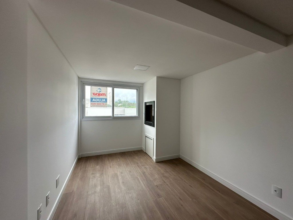 Sala/ sacada com churrasqueira integrada