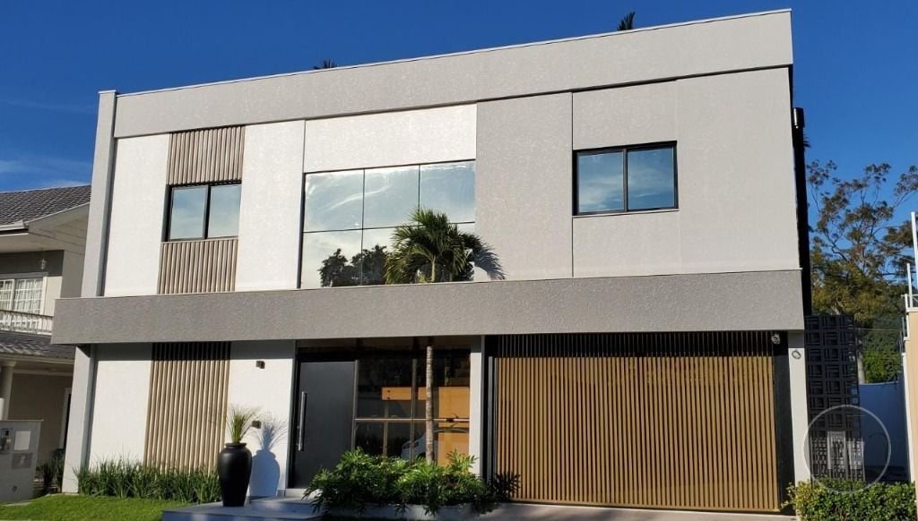 250 m² útil
5 banheiros
4 vagas
4 suítes
2 andares
Esta casa é nova, Vazia e Nunca foi habitada