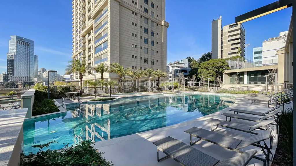 piscina-com-deck-e-vista-para-o-predio