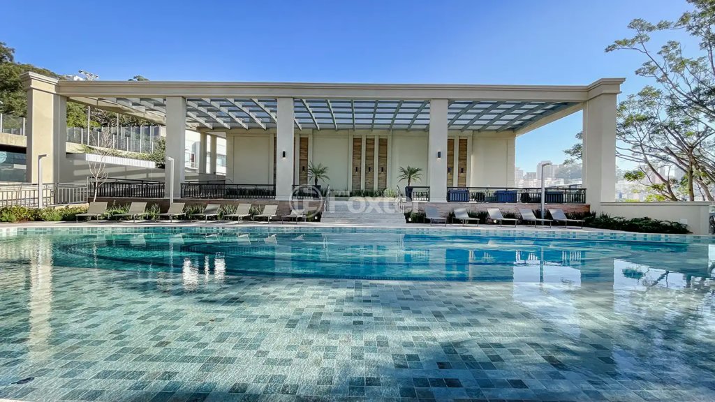 piscina-com-borda-infinita-e-salao-de-festas