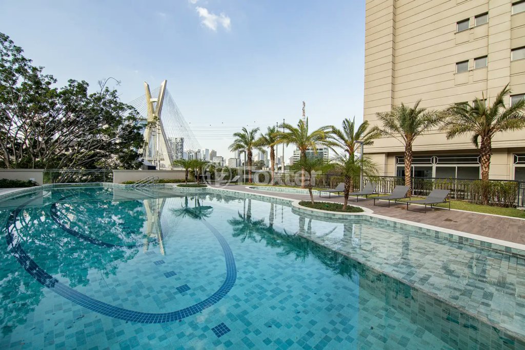 piscina-com-borda-infinita-e-vista-para-o-jardim