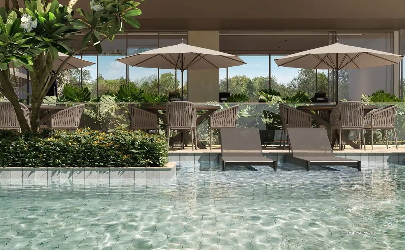 Piscina com deck e prainha