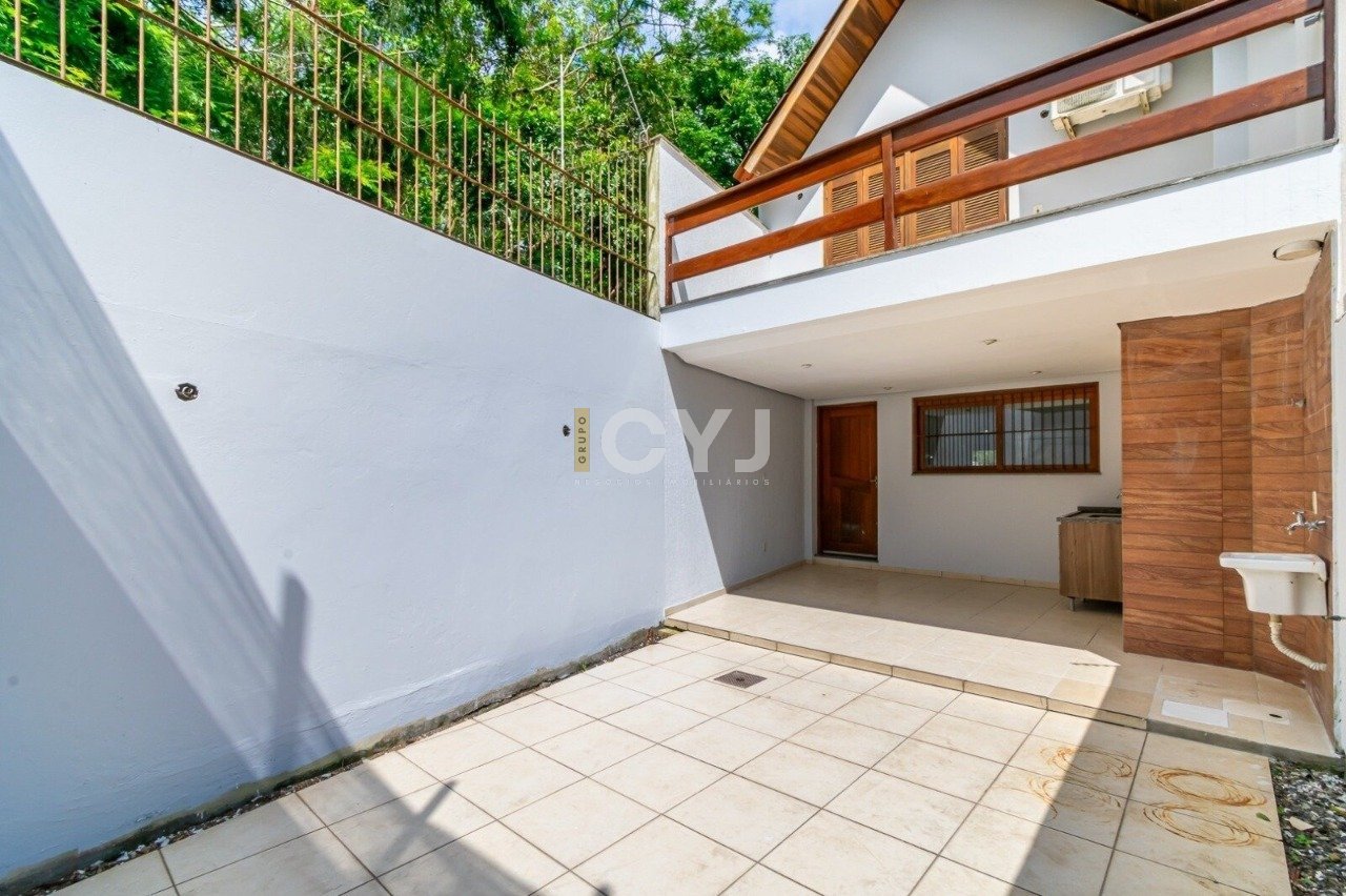 Fachada dos fundos com patio e churrasqueira.