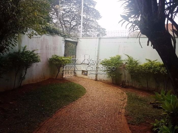 Jardim de entrada vista contrária