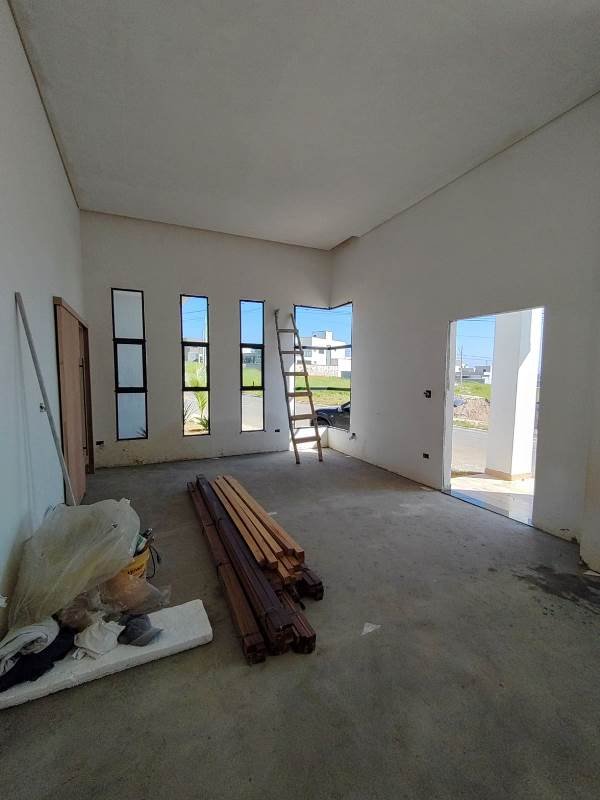 CASA T�RREA EM CONDOM�NIO FECHADO