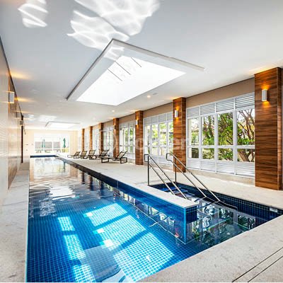 piscina-com-deck-e-escada-de-acesso-em-condominio.jpeg