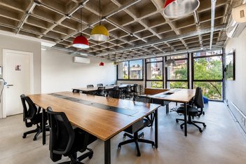 office em Rua Germano Petersen Júnior, Auxiliadora - Porto Alegre - RS