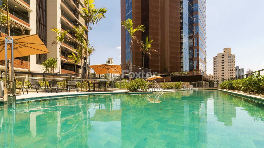 piscina-com-deck-de-madeira-e-vista-para-o-predio.jpeg