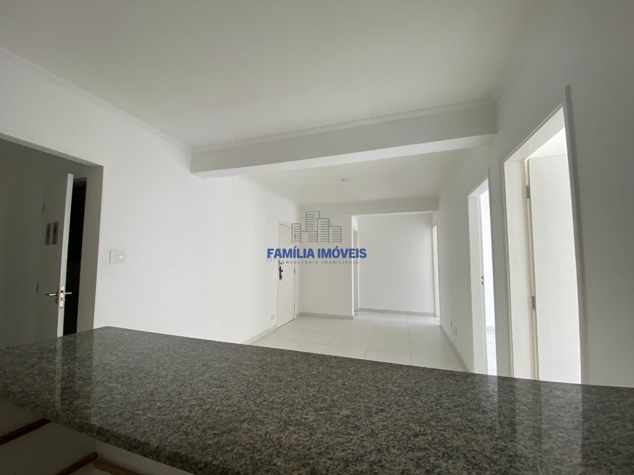 Comprar alugar conjunto comercial de frente no Centro de São Vicente SP