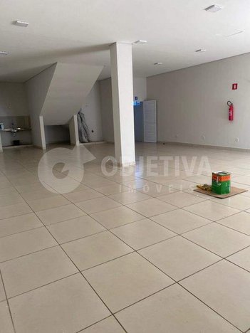 business em Avenida Doutor José Marçal Neto, Segismundo Pereira - Uberlândia - MG