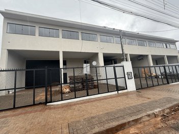 industrial em Augusto Guerino, Portal de Versalhes 1 - Londrina - PR