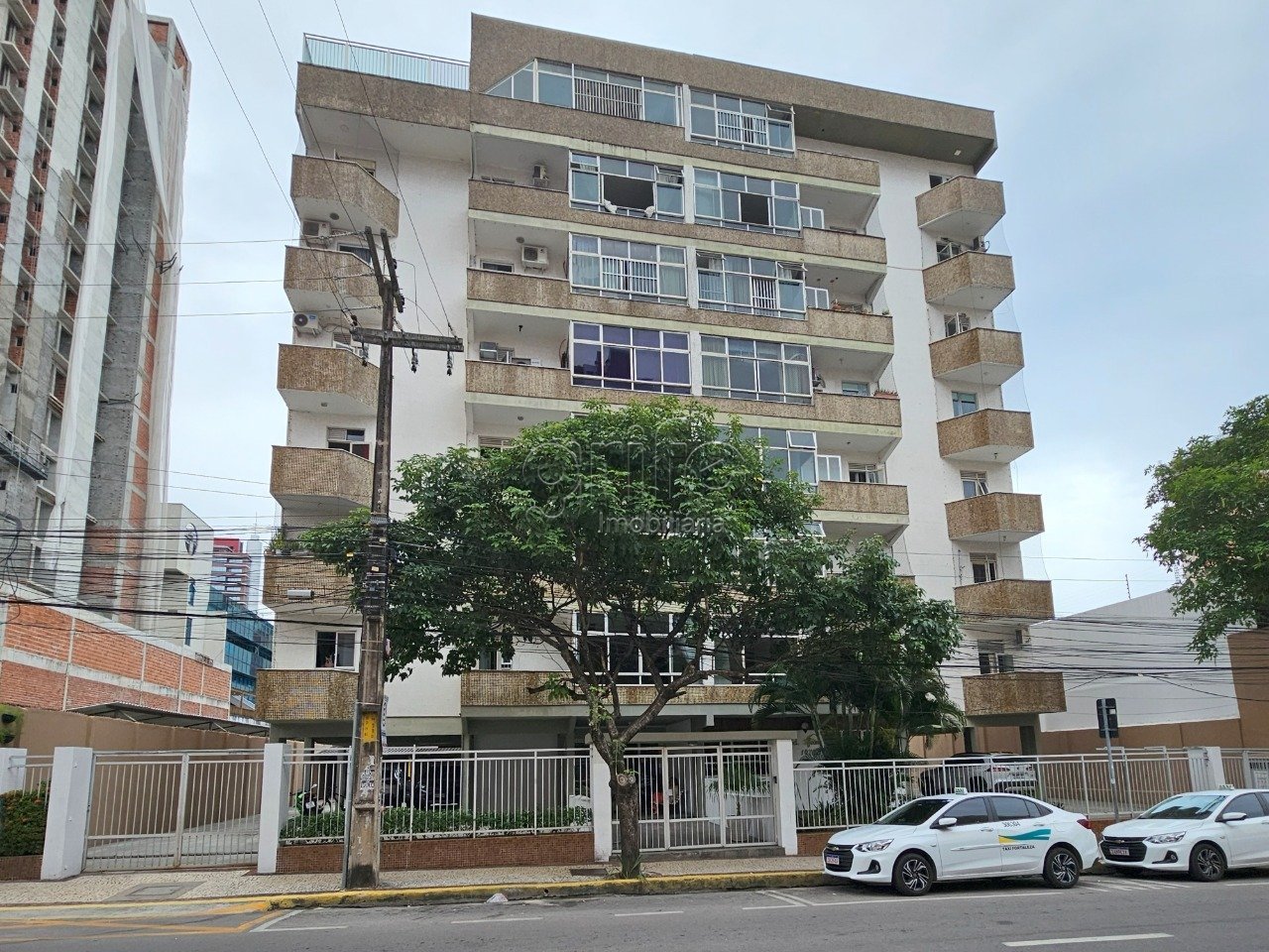 Apartamento de 4 Quartos, 4 Banheiros, 2 Vagas de Garagem-01