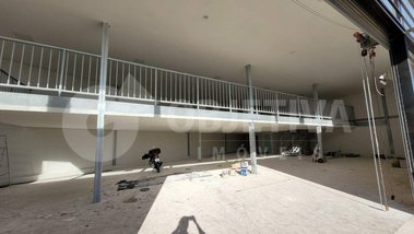 business em Rua Clarimundo Marques Pires, Segismundo Pereira - Uberlândia - MG