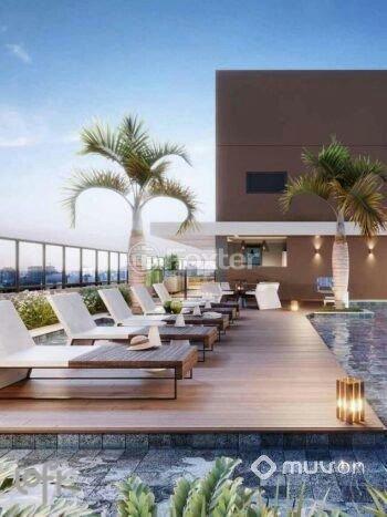 area-de-lazer-com-piscina-e-deck-de-madeira.jpeg