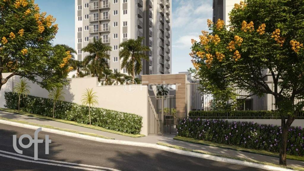 entrada-do-condominio-com-portao-de-metal-e-jardim