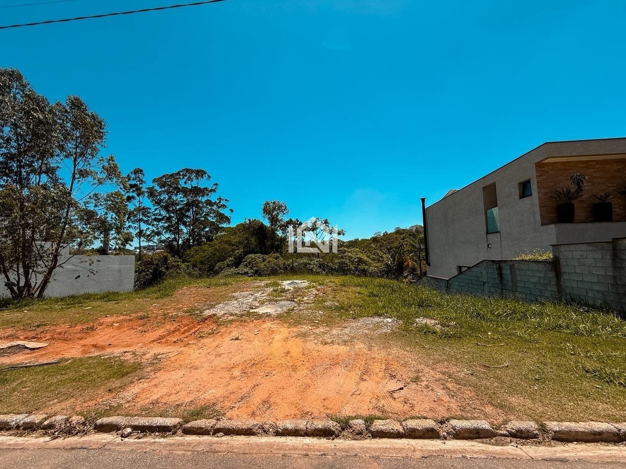 terreno com fundos para reserva a venda no condominio sao paulo ii