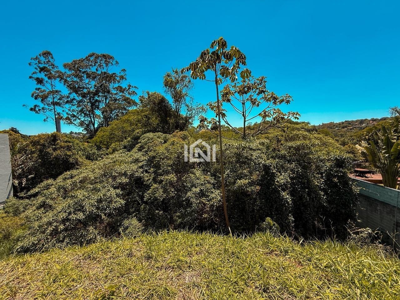 terreno com fundos para reserva a venda no condominio sao paulo ii