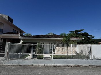 house em Rua Domingos Jalmeno Costa, Fazenda Santo Antônio - São José - SC