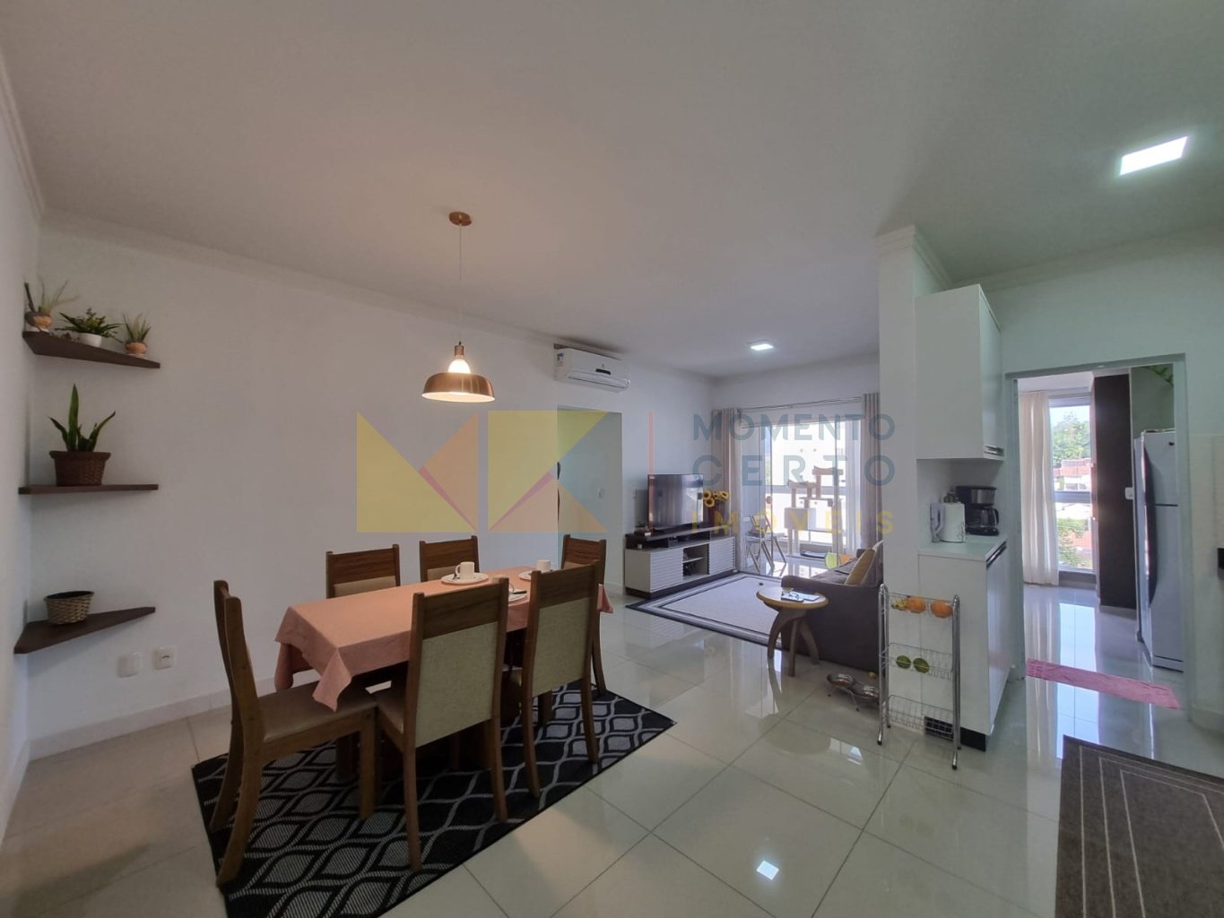 Ampla sala iluminada