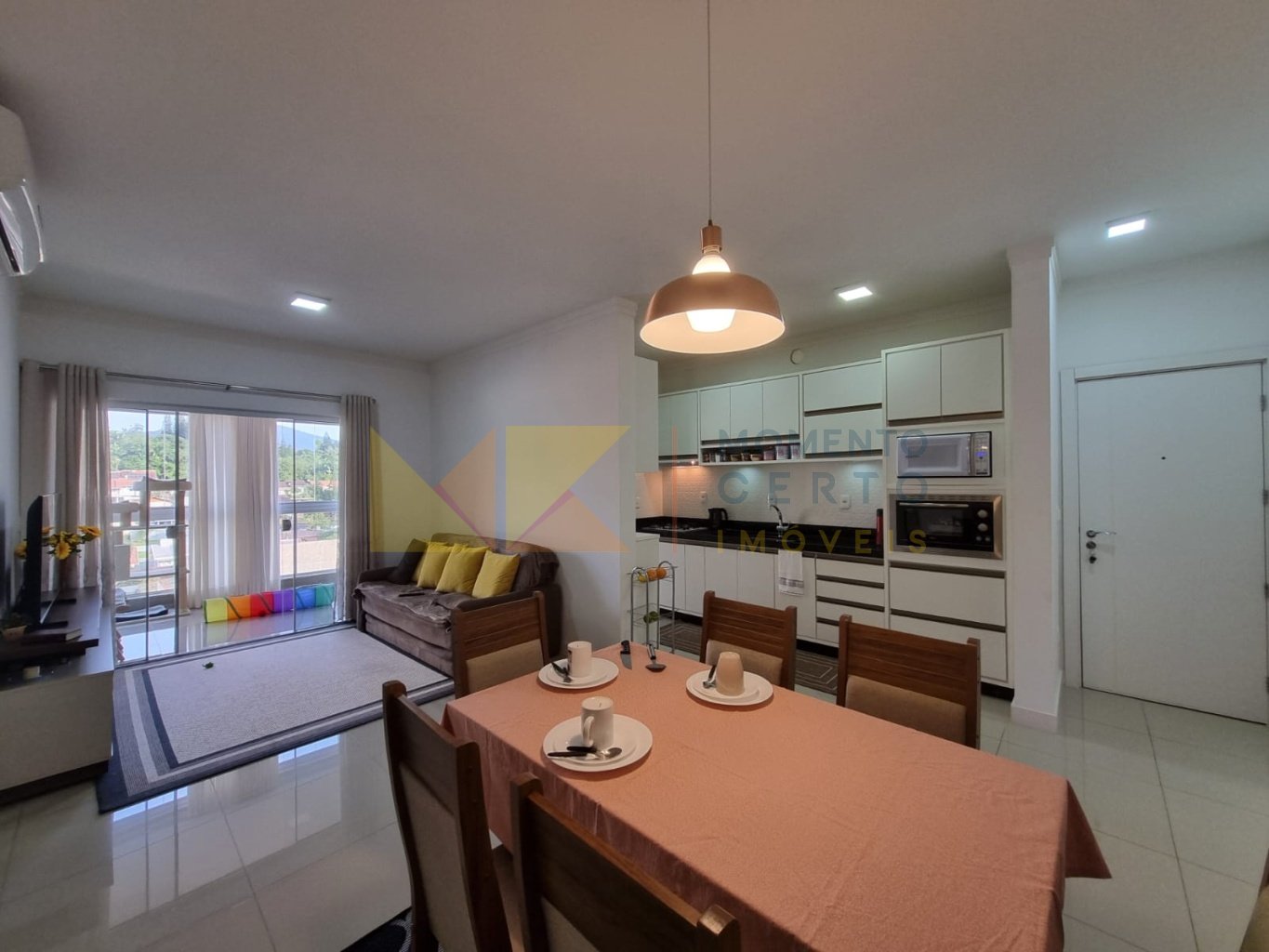 Ampla sala iluminada