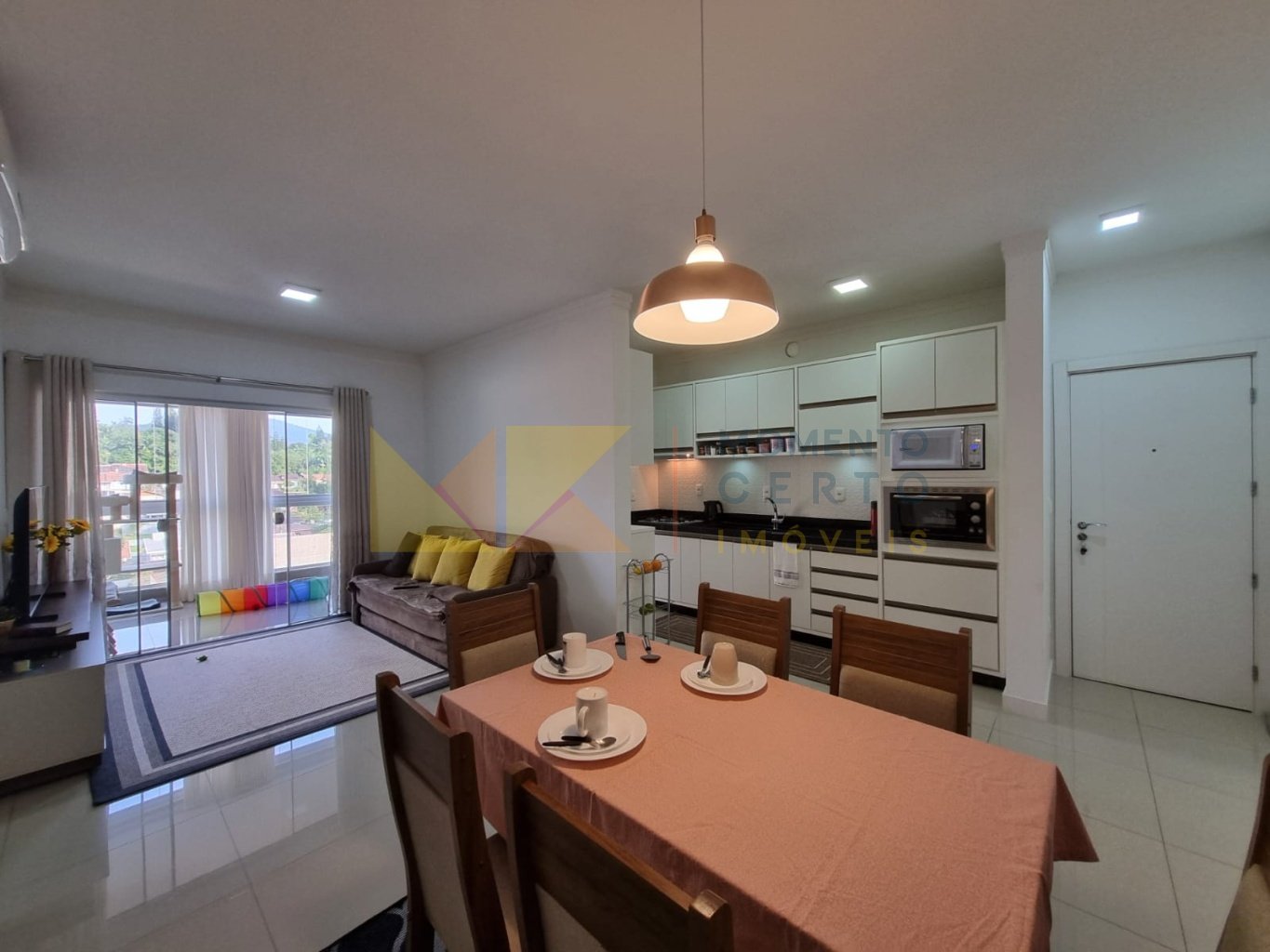 Ampla sala iluminada