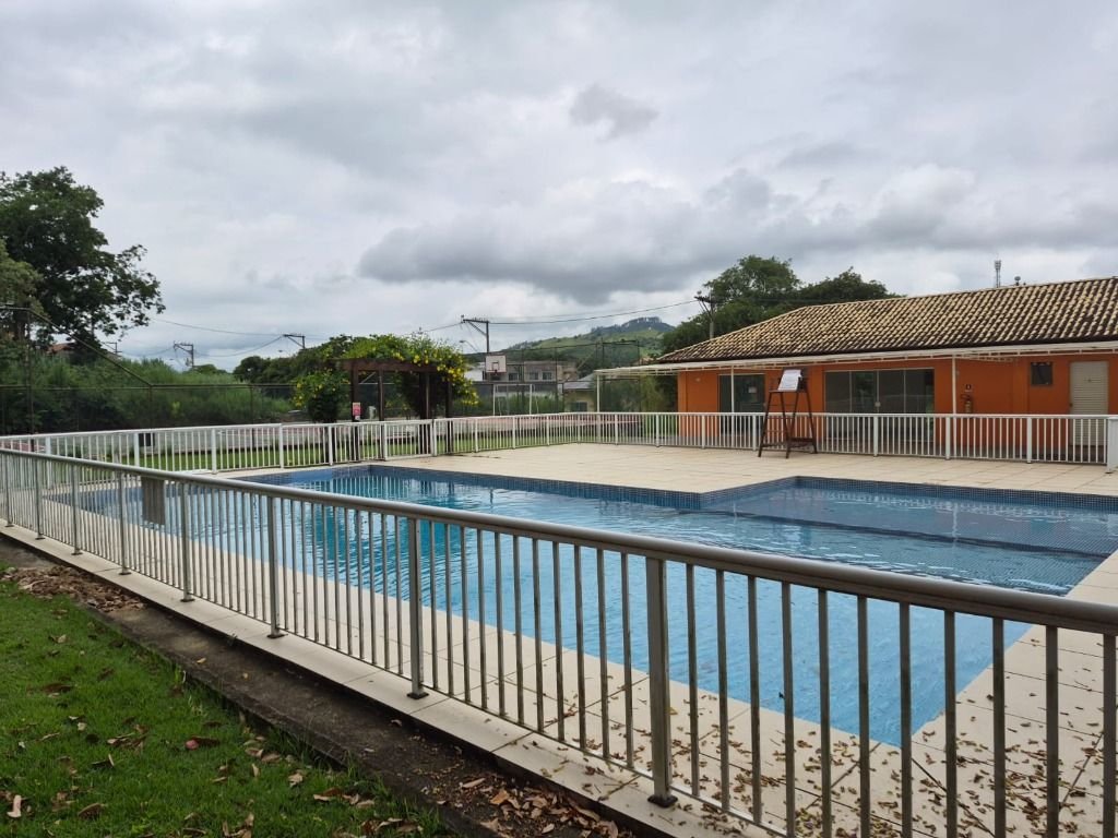 Condomínio com piscina