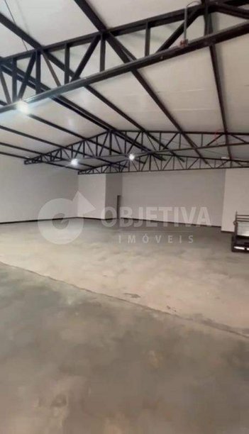 industrial em Avenida Sacadura Cabral, Alto Umuarama - Uberlândia - MG