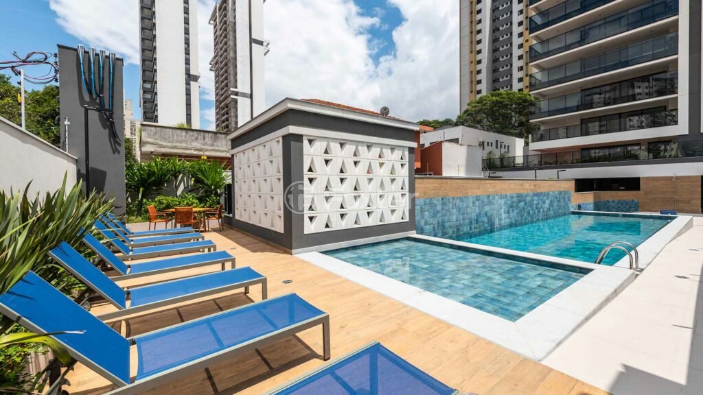 piscina-com-espreguicadeiras-area-externa