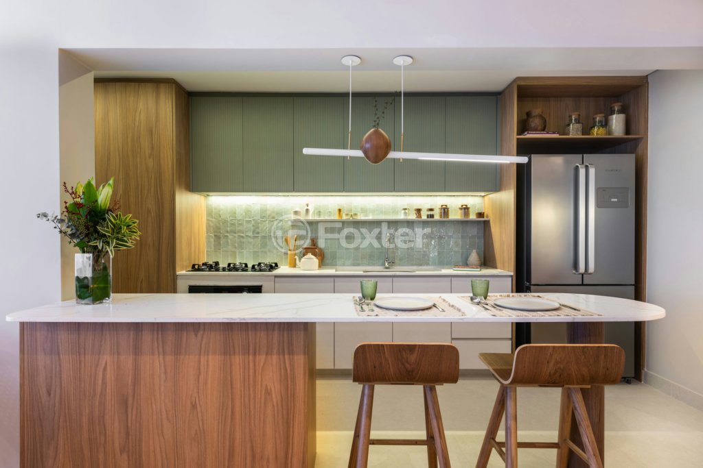 cozinha-moderna-com-ilha-central-e-bancadas-de-madeira-escura.jpeg