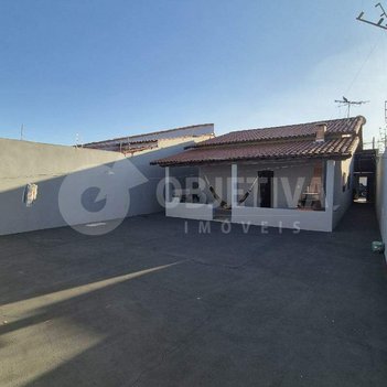 house em Rua Cláudio Bernardes da Silva, Segismundo Pereira - Uberlândia - MG