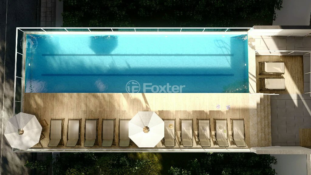 piscina-com-deck-de-madeira-e-vista-para-o-predio