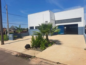 industrial em Avenida Canadá, Jardim Riviera - Botucatu - SP