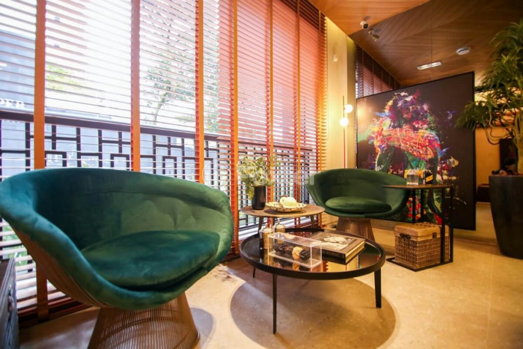 sala-de-estar-moderna-e-aconchegante-com-poltronas-de-veludo-verde