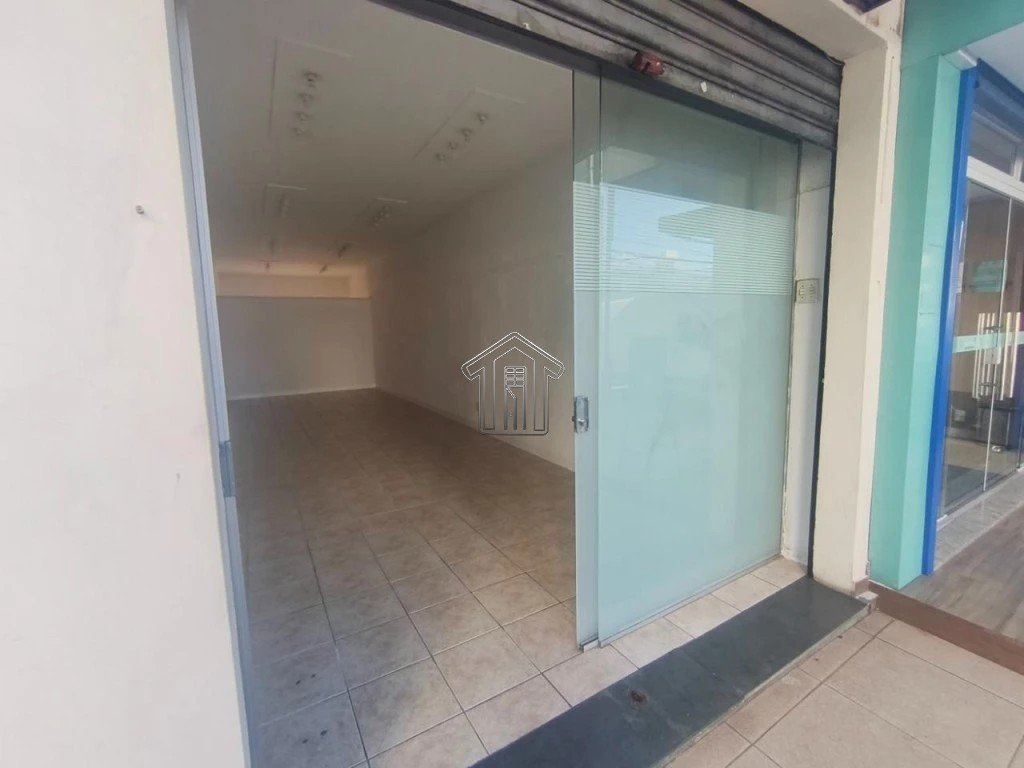 Entrada com porta de vidro e porta de rolo