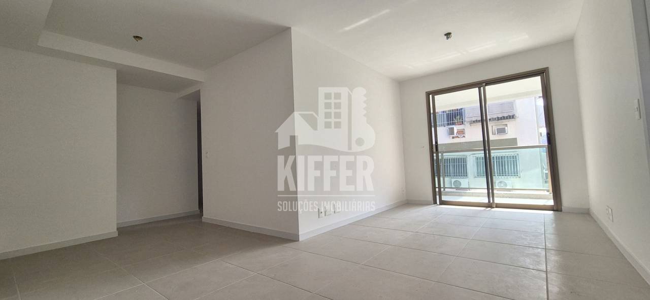 Vista da sala em profundidade até a varanda