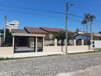 house em Rua Reduzino Tristão de Melo, Centro - Sombrio - SC